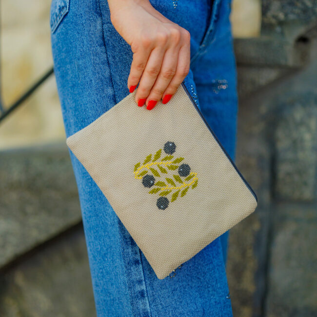 Alternative view of Etamin Idelbi Pouch